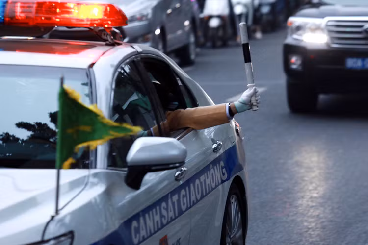 Hàng nghìn cảnh sát dẫn đoàn, phân luồng bảo vệ Đại hội Đảng ảnh 7