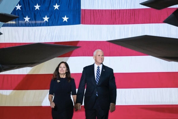 'Phó tướng' Pence không dự lễ chia tay ông Trump