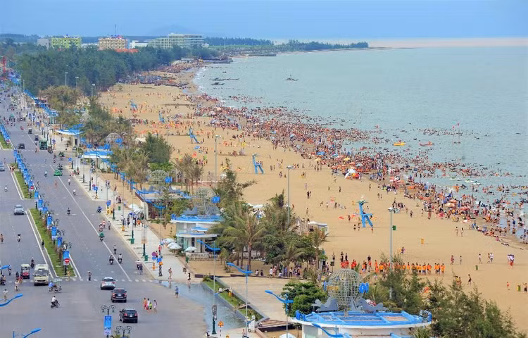 ‏Bãi biển Sầm Sơn đẹp nhưng chưa thu hút lượng khách cao cấp tiêu dùng cao.