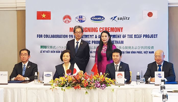 Ông Ryutaro Hirai, Phó chủ tịch Tập đoàn Sojitz và Bà Hoàng Thị Thúy Lan, Bí thư Tỉnh ủy Vĩnh Phúc chứng kiến lễ ký kết.