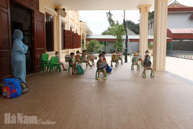 Bạn học dương tính với SARSCoV2 24 học sinh Mần non lớp 3 tuổi ở Công Lý phải cách ly tập trung