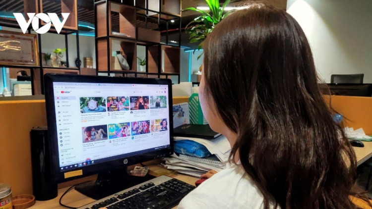 Người lao động có thể đăng ký nhận BHTN trực tuyến trong mùa dịch. (Ảnh minh họa)