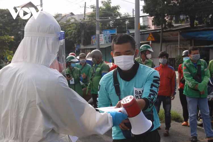 Từ 24/9, doanh nghiệp quản lý tự tổ chức xét nghiệm Covid-19 cho shipper tại TP.HCM ảnh 2