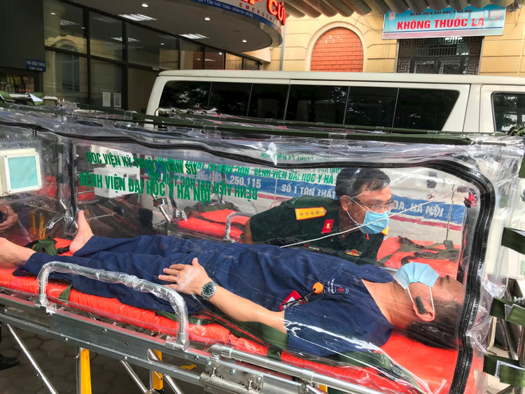 Đánh giá thực tế của cáng áp lực âm do Học viện Kỹ thuật Quân sự chế tạo tại khoa Cấp cứu Bệnh viện Đại học Y Hà Nội.