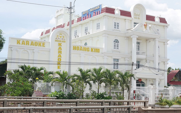 Khách sạn Hải Âu và nhà hàng karaoke Hoàng Kim /// ẢNH: HOÀNG TRỌNG