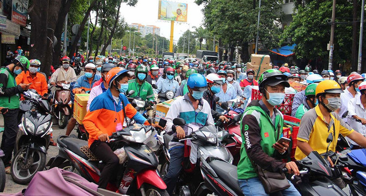 Ùn ứ đông người tại các chốt kiểm soát Covid-19 trên đường phố gây nguy cơ gia tăng F0 trong cộng đồng /// ẢNH: TRẦN TIẾN