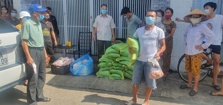 Lao động tự do ở TP.Biên Hòa (Đồng Nai) nhận gạo từ thiện /// ẢNH CAĐN