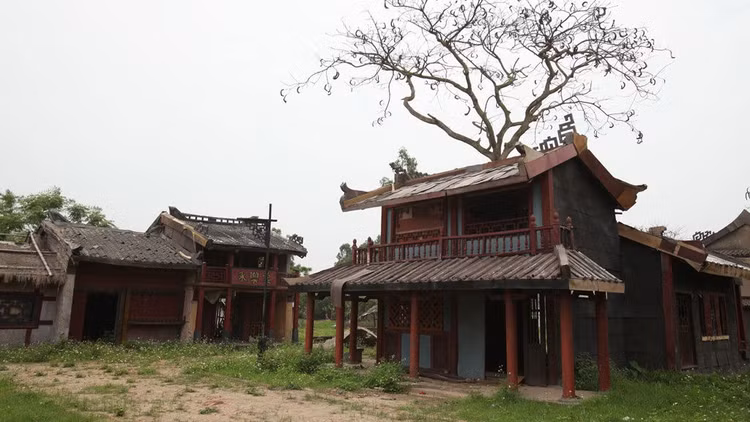 Một góc phim trường Cổ Loa khi quay phim Huyền sử thiên đô nhân Đại lễ 1.000 năm Thăng Long - Hà Nội /// LƯU QUANG PHỔ