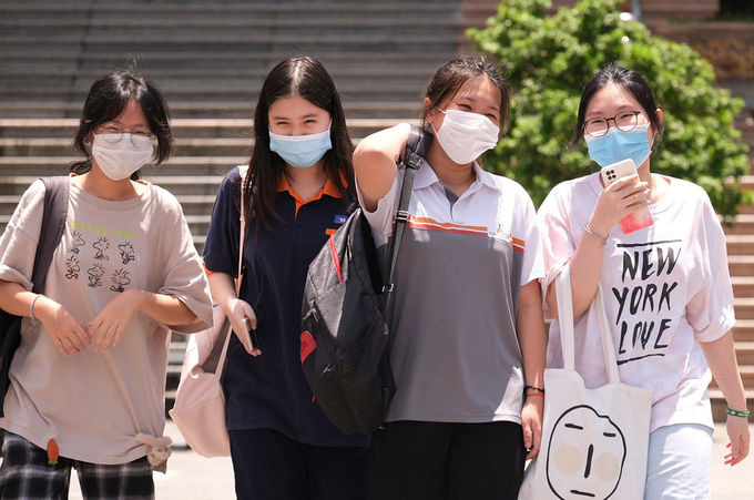 Thí sinh dự thi vào lớp 10 tại Hà Nội hôm 12/6. Ảnh: Dương Tâm.