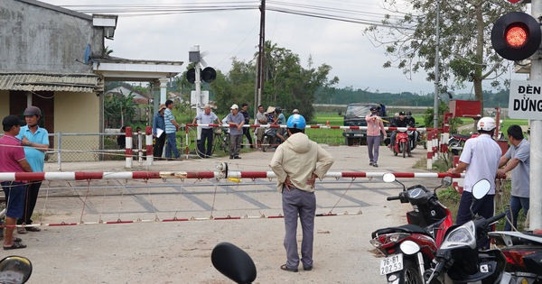 Ô tô vượt gác chắn tàu hỏa, 3 người trong gia đình thương vong - Ảnh 1.