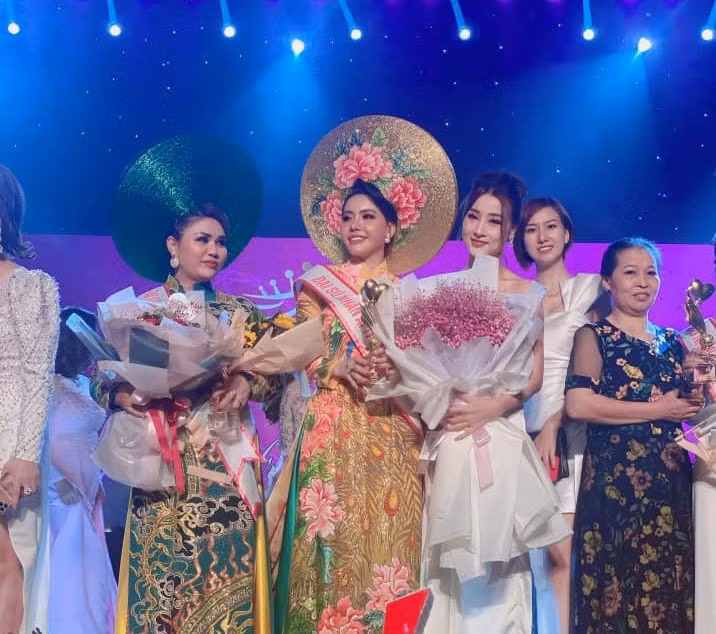 hoa hau nhan ai phan thuyen qua doi anh 1