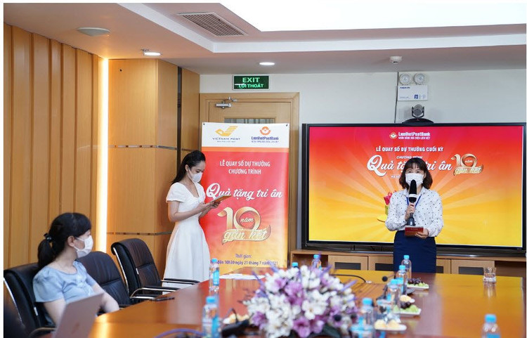 Bà Phạm Thị Hiên, Phó Giám đốc Khối Ngân hàng Bưu điện, phát biểu tại Lễ quay số.