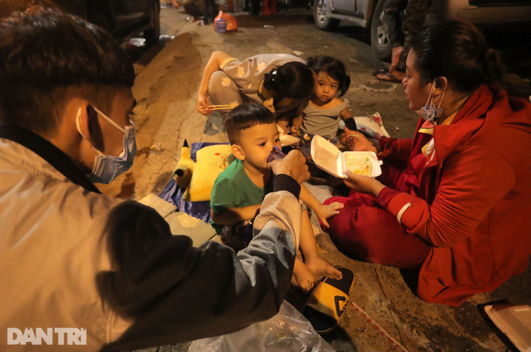 TPHCM lên tiếng việc hàng nghìn người đổ ra đường về quê trong đêm - 2