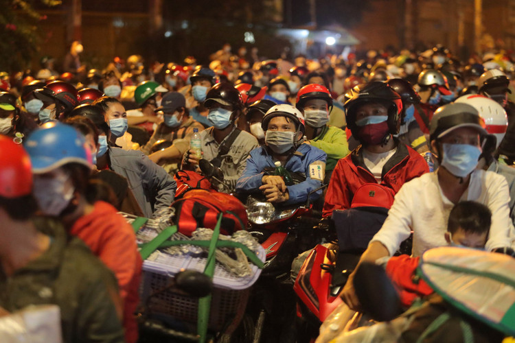 TPHCM lên tiếng việc hàng nghìn người đổ ra đường về quê trong đêm - 1