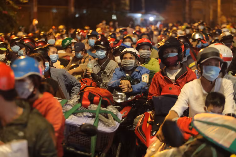 TPHCM lên tiếng việc hàng nghìn người đổ ra đường về quê trong đêm - 1