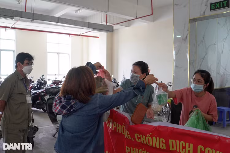 Hàng loạt khu vực nội thành Hà Nội phong tỏa liên quan đến 5 ca F0 mới - 4