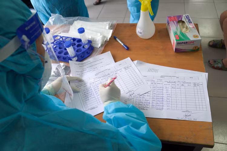 Hàng loạt khu vực nội thành Hà Nội phong tỏa liên quan đến 5 ca F0 mới - 5