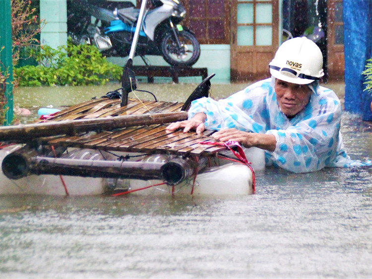 Biển nước bủa vây, người già, trẻ nhỏ hối hả chạy lũ - 4