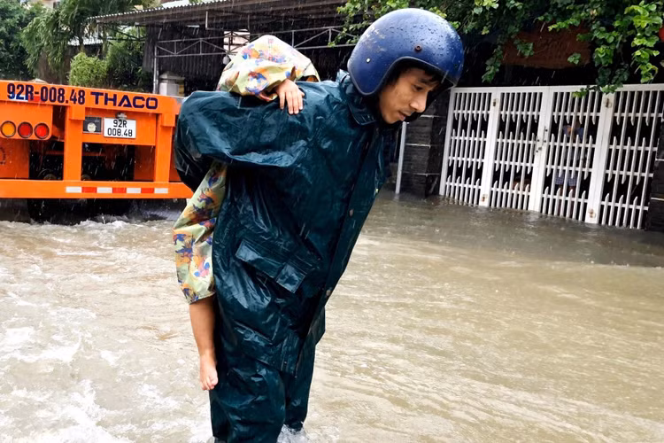 Biển nước bủa vây, người già, trẻ nhỏ hối hả chạy lũ - 5