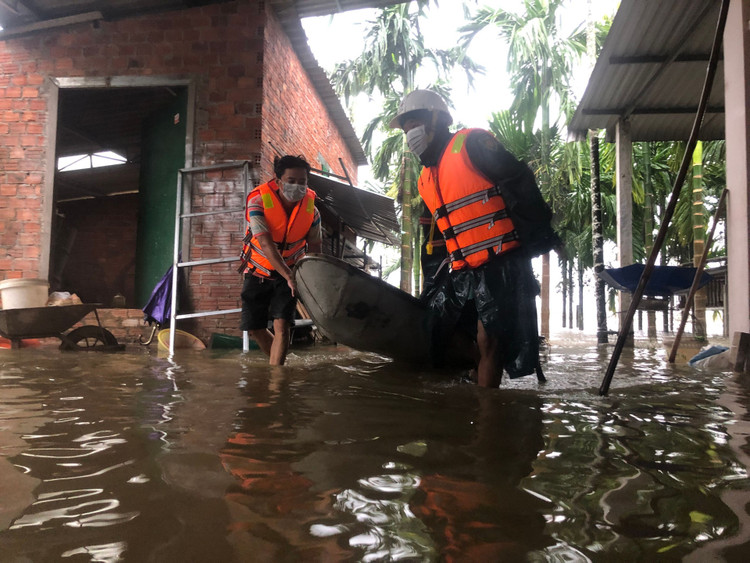 Biển nước bủa vây, người già, trẻ nhỏ hối hả chạy lũ - 14
