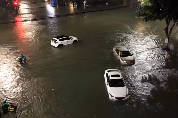 Biển nước bủa vây, người già, trẻ nhỏ hối hả chạy lũ - 12