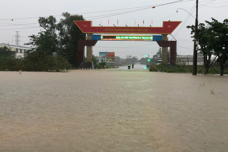 Biển nước bủa vây, người già, trẻ nhỏ hối hả chạy lũ - 11