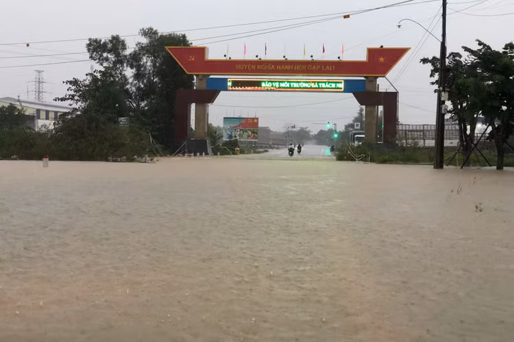 Biển nước bủa vây, người già, trẻ nhỏ hối hả chạy lũ - 11