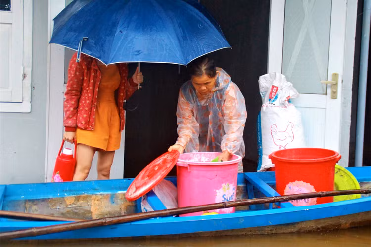 Biển nước bủa vây, người già, trẻ nhỏ hối hả chạy lũ - 6