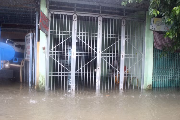 Biển nước bủa vây, người già, trẻ nhỏ hối hả chạy lũ - 2