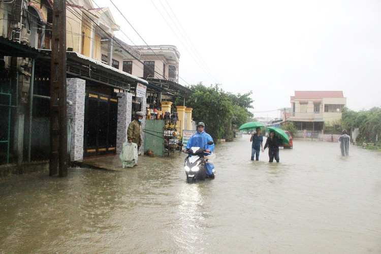 Biển nước bủa vây, người già, trẻ nhỏ hối hả chạy lũ - 1
