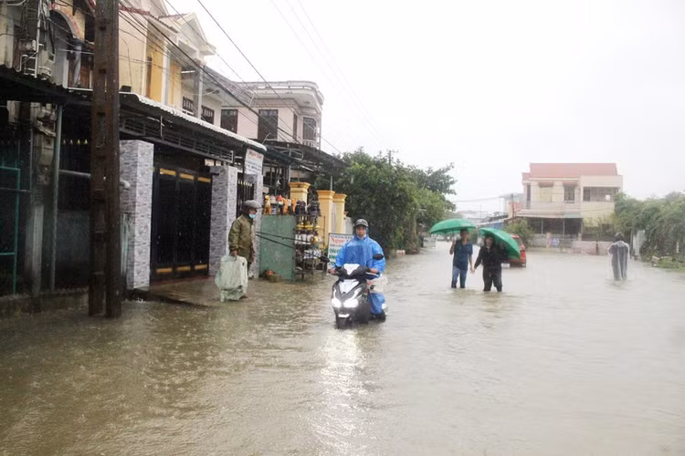 Biển nước bủa vây, người già, trẻ nhỏ hối hả chạy lũ - 1