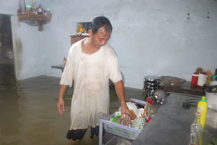 Biển nước bủa vây, người già, trẻ nhỏ hối hả chạy lũ - 3