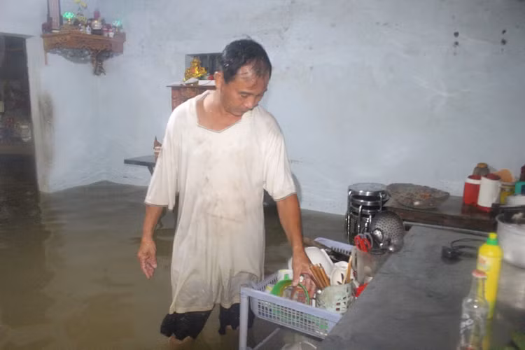 Biển nước bủa vây, người già, trẻ nhỏ hối hả chạy lũ - 3