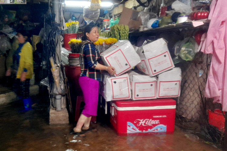 Biển nước bủa vây, người già, trẻ nhỏ hối hả chạy lũ - 8