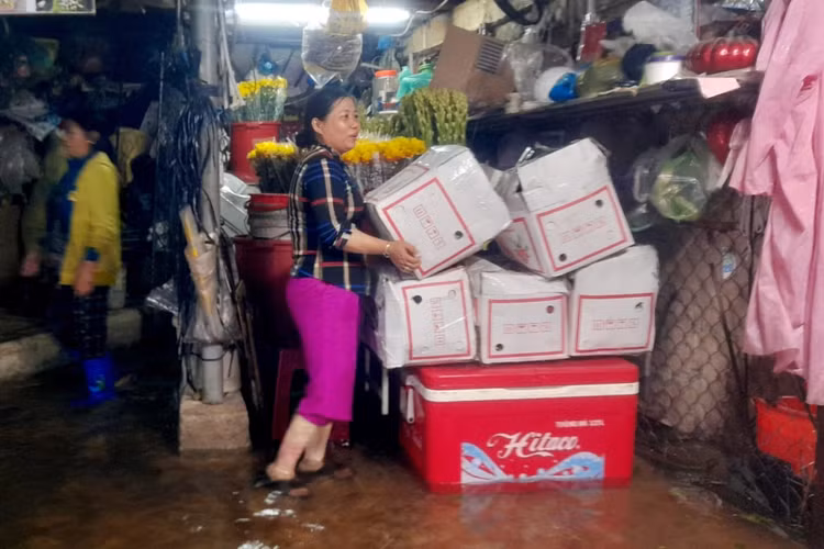 Biển nước bủa vây, người già, trẻ nhỏ hối hả chạy lũ - 8