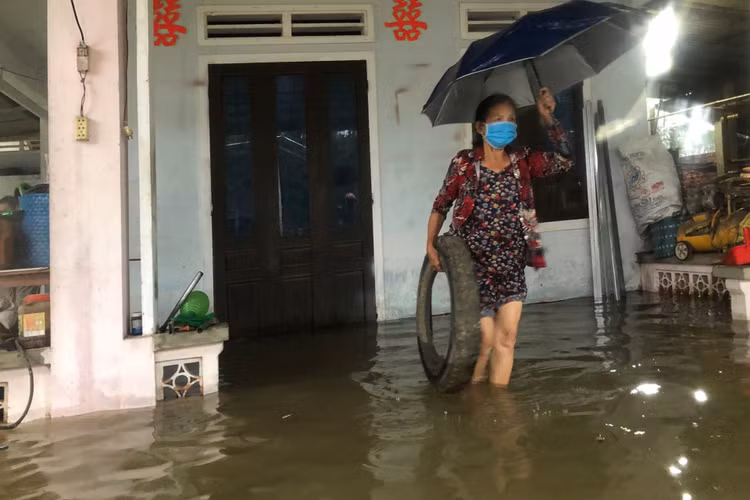 Biển nước bủa vây, người già, trẻ nhỏ hối hả chạy lũ - 13