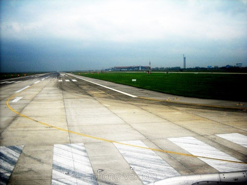 Sân bay Tân Sơn Nhất phải đóng cửa đường băng vì sét đánh bật bê tông - 1