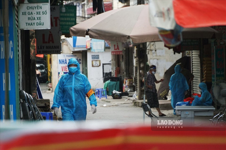 Cách ly y tế ở ổ dịch Thanh Xuân Trung. Ảnh: Tùng Giang