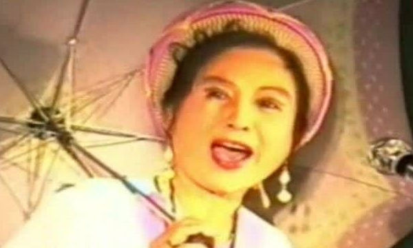 Nghệ sĩ Lê Hằng hát 