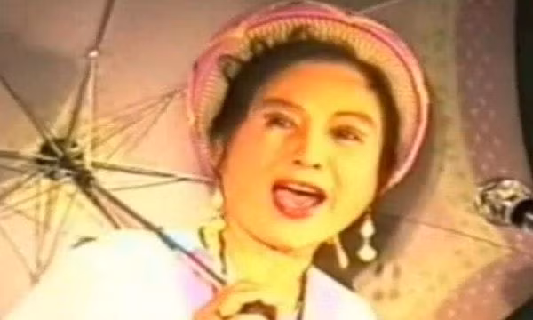 Nghệ sĩ Lê Hằng hát 