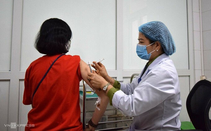 Người tình nguyện tiêm thử nghiệm vaccine Nanocovax ngày 25/3 tại Học viện Quân y. Ảnh: Chi Lê.