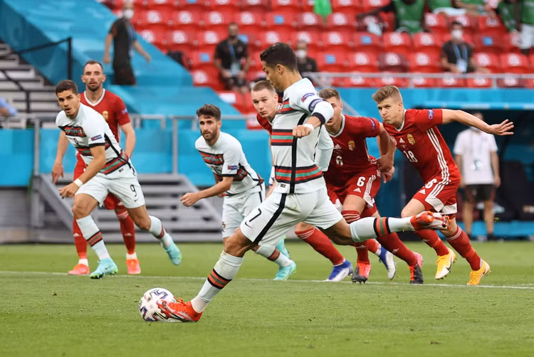 Ronaldo tao 3 ky luc anh 2