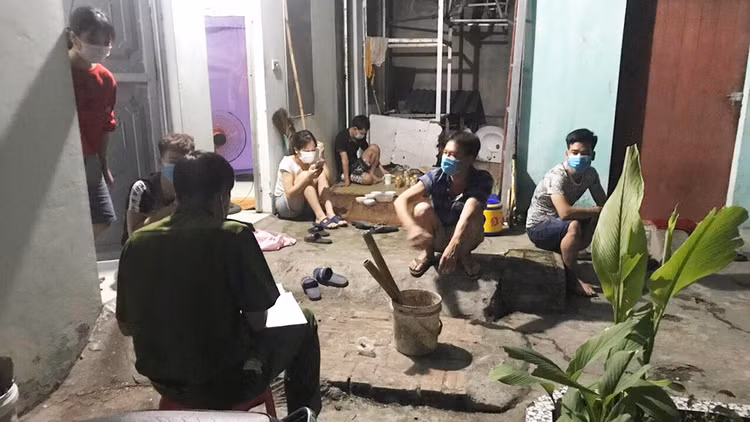 Tu tap xem bong da bi phat anh 1