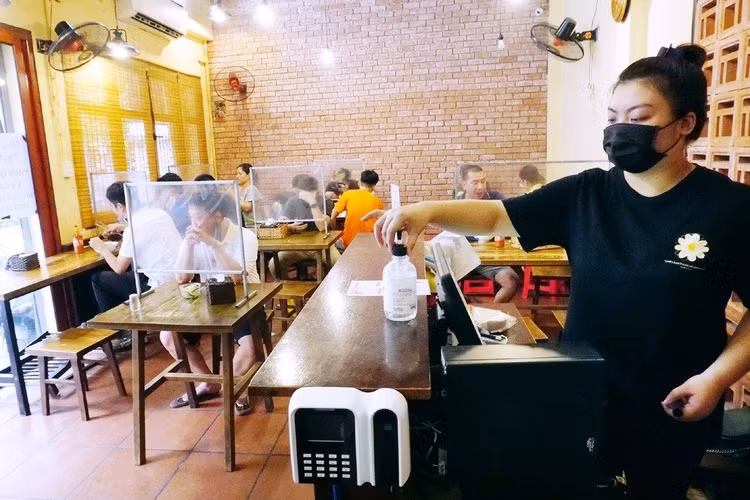 Cồn rửa tay sát khuẩn là vật không thể thiếu tại các quán ăn.