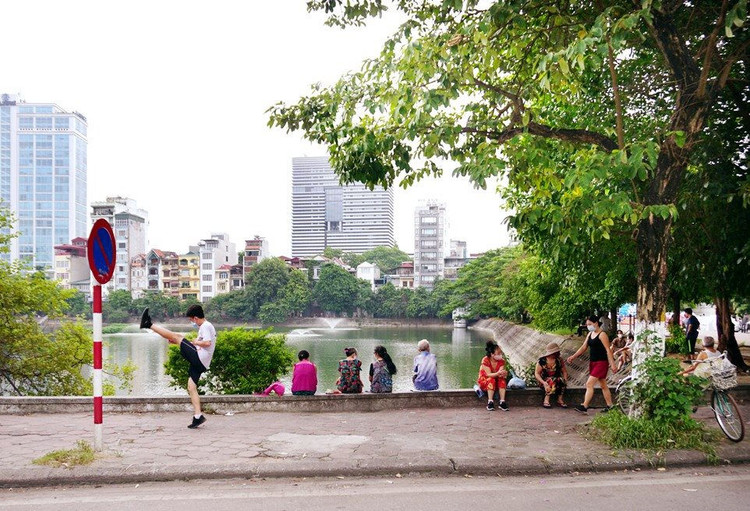 CDC Hà Nội cũng đề nghị khôi phục hoạt động thể dục, thể thao ngoài trời với điều kiện không tập trung quá 20 người.
