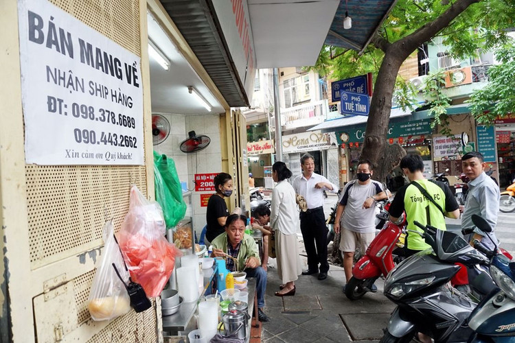 Vì quán nhỏ, số lượng ghế có hạn, thực khách đã phải đứng chờ đến lượt tại quán miến lươn đoạn ngã ba Mai Hắc Đế - Tuệ Tĩnh.