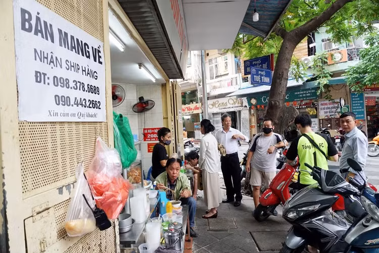 Vì quán nhỏ, số lượng ghế có hạn, thực khách đã phải đứng chờ đến lượt tại quán miến lươn đoạn ngã ba Mai Hắc Đế - Tuệ Tĩnh.