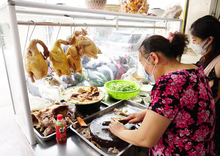 Mới 7h30 mà quán phở gà của chị Ngân trên phố Nam Đồng đã phải gọi thêm bánh phở