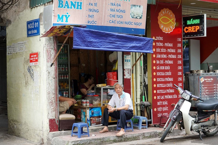 Dịch vụ cắt tóc... quán nước trà vỉa hè đã mở cửa trở lại.