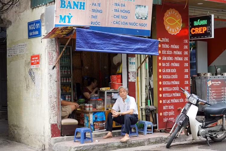 Dịch vụ cắt tóc... quán nước trà vỉa hè đã mở cửa trở lại.